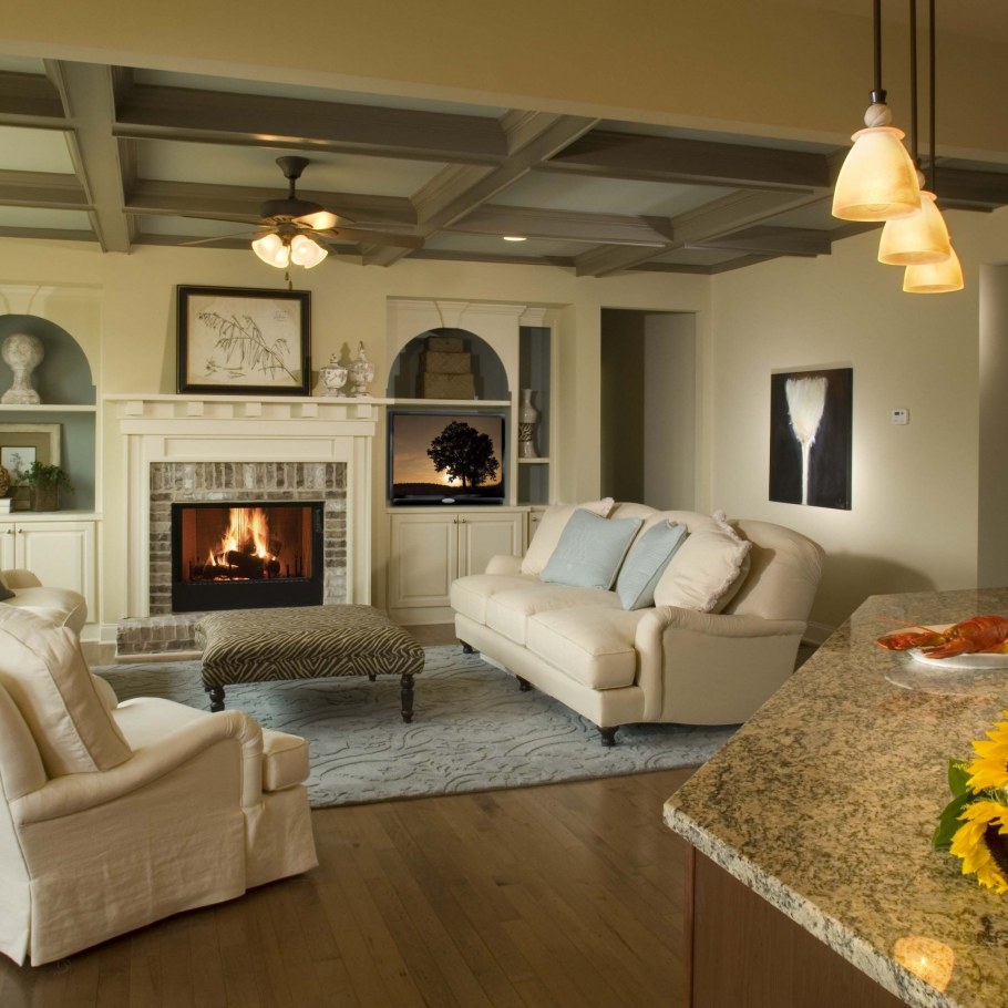 Красивая гостиная с камином