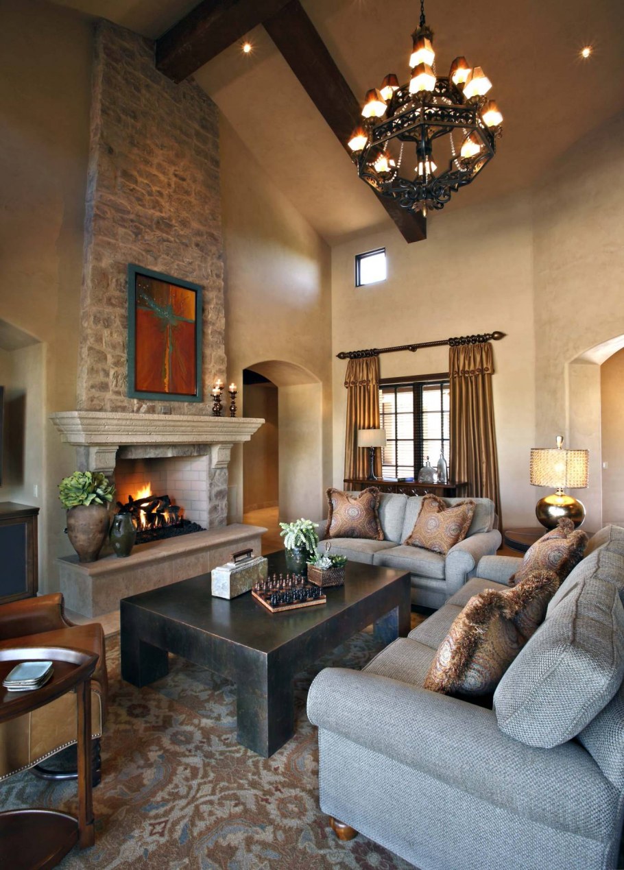 Просторная гостиная с камином