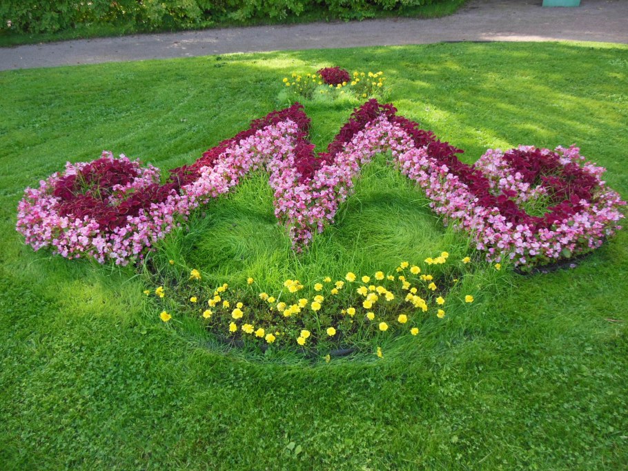 Клумба в виде букв