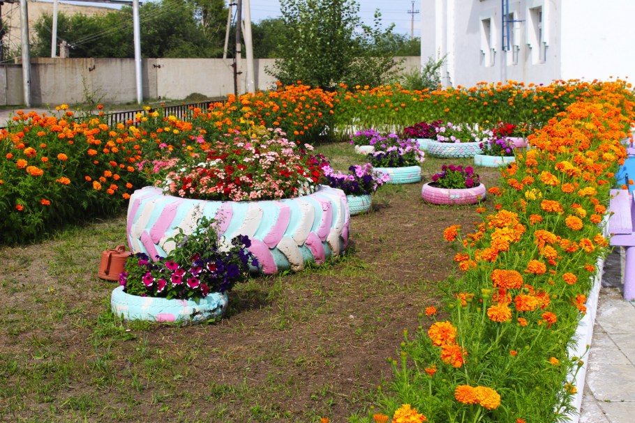 Клумба с цветами в деревне