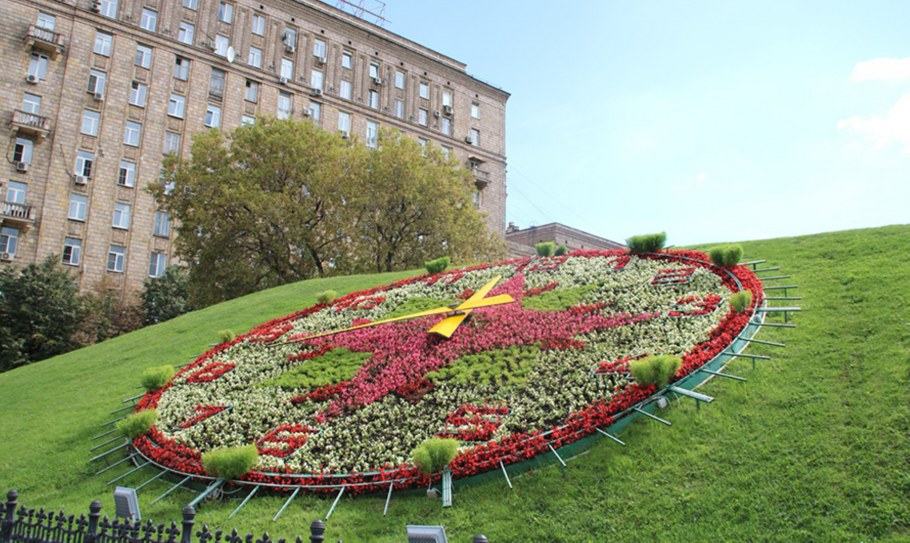 Цветочные часы парк Победы на Поклонной горе