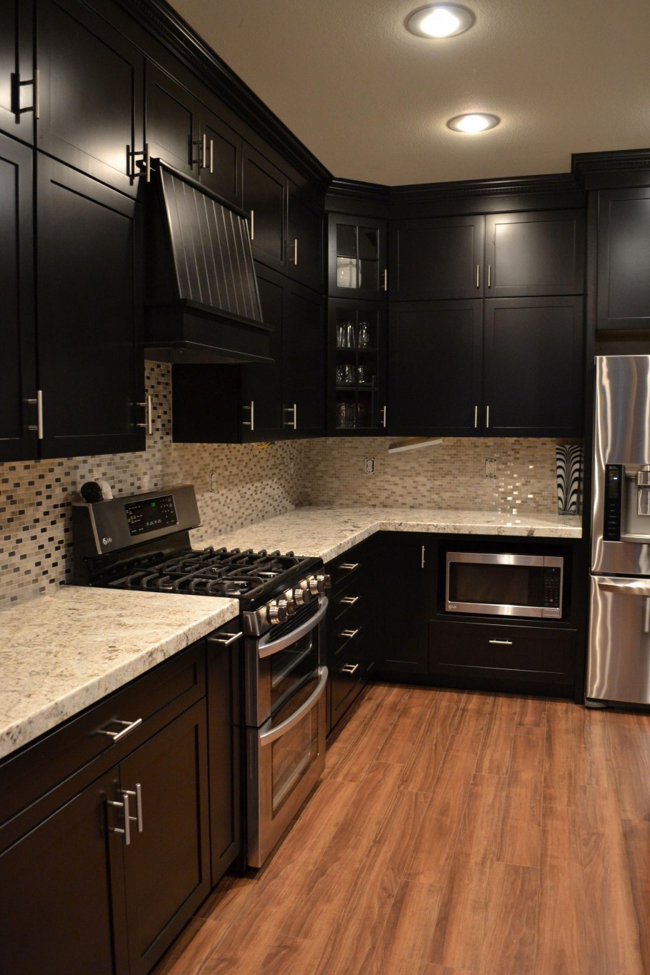 Кухни в темном цвете