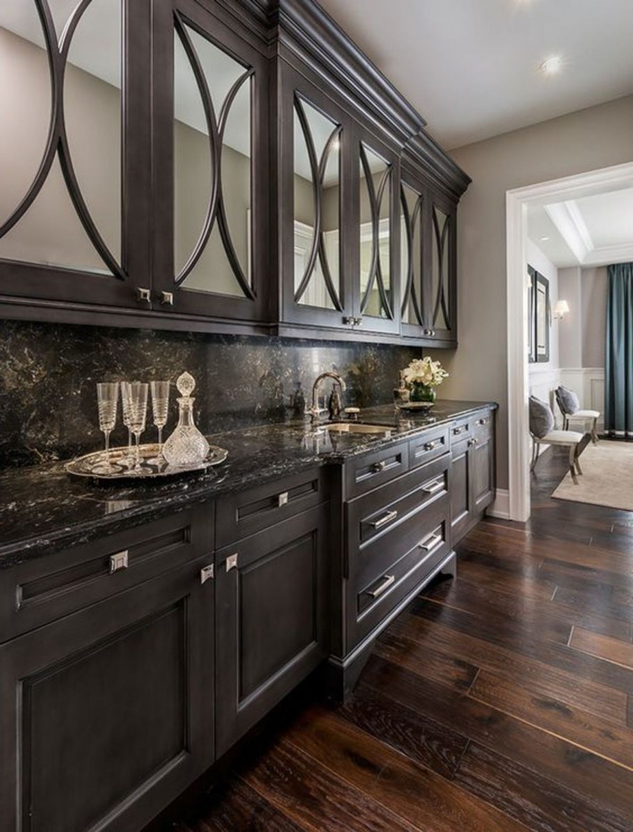 Темная кухня в интерьере