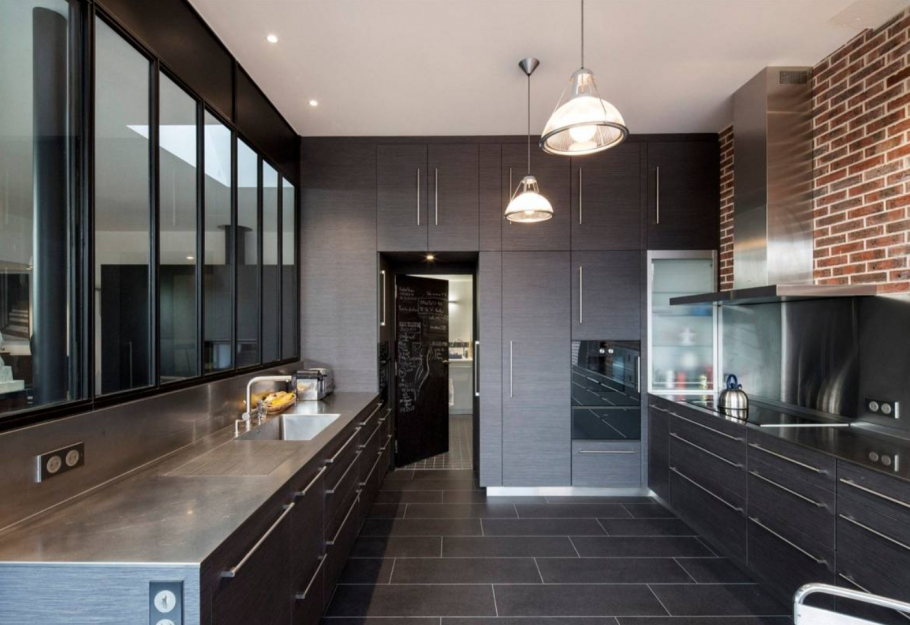 Интерьер кухни в темных тонах в современном стиле