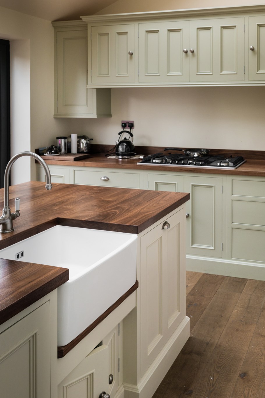 Кухня под темное дерево