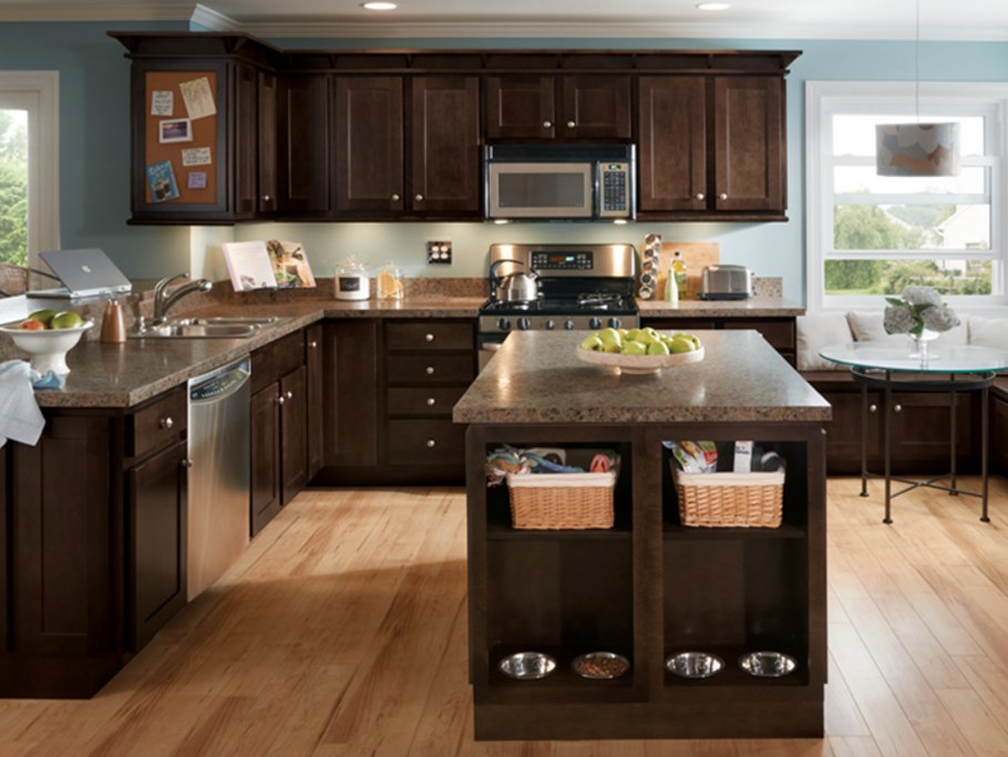 Современный кухонный гарнитур под дерево