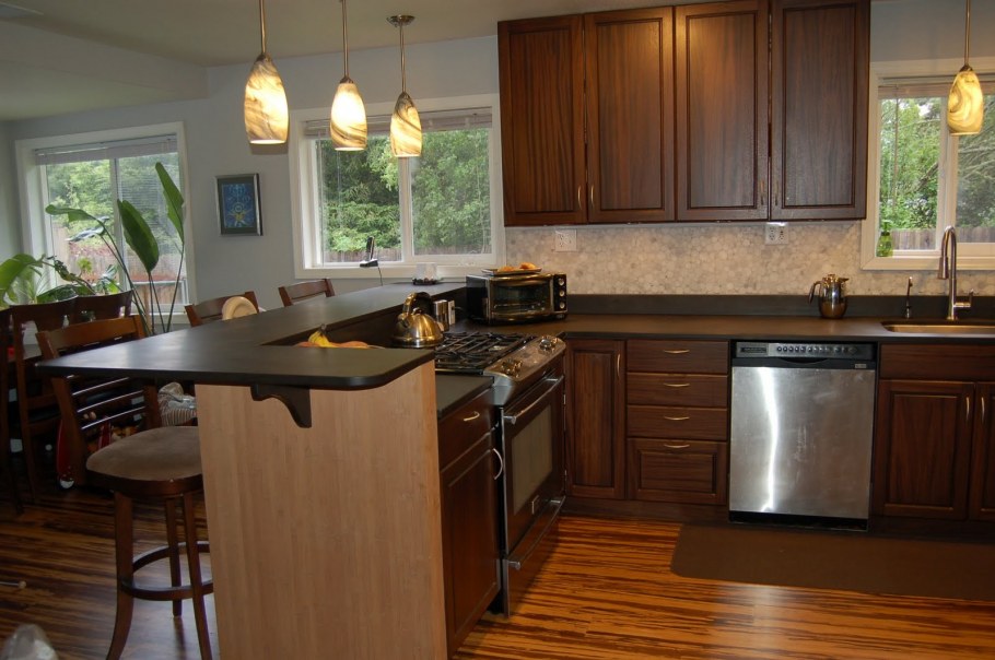 Бежевая кухня с деревянной столешницей