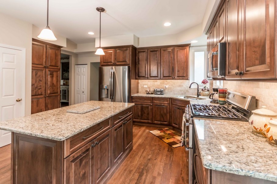 Кухня с деревянной столешницей