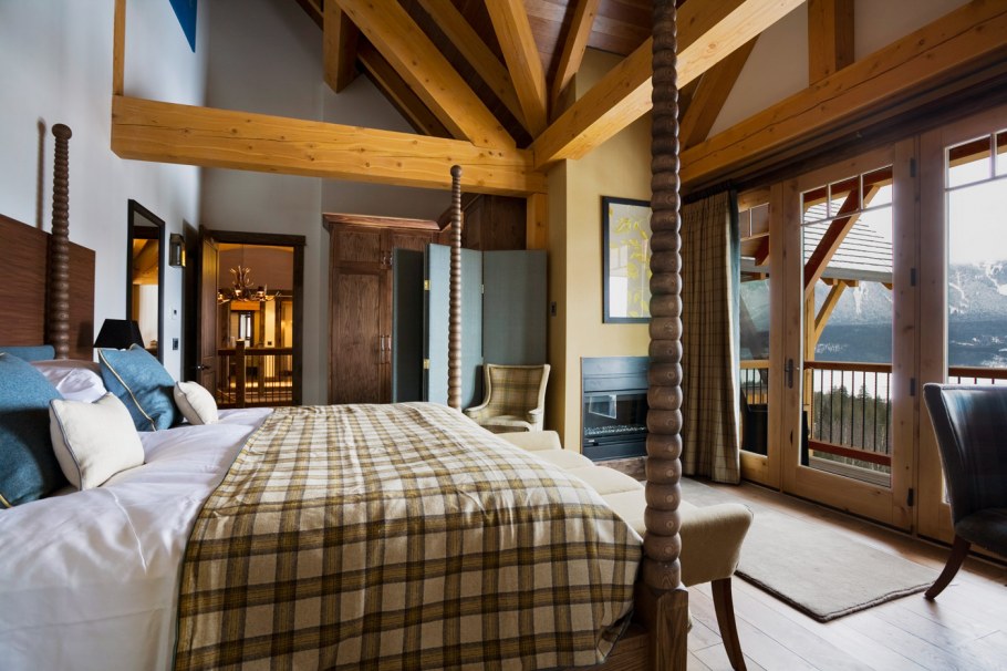 Балки в интерьере Шале