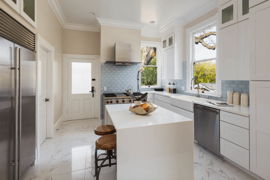 Белый мраморный пол в интерьере кухни