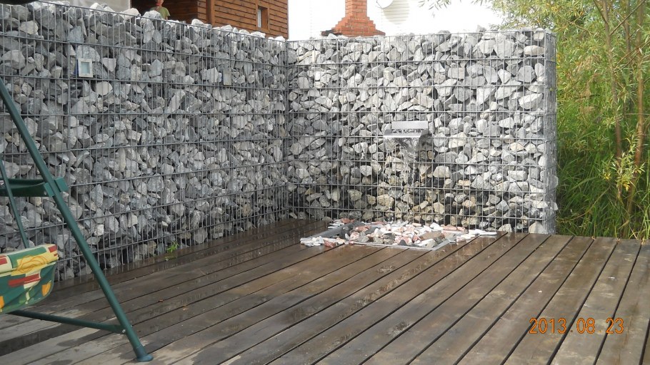 Забор из габионов и бетона