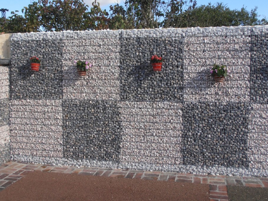 Забор из габионов на склоне