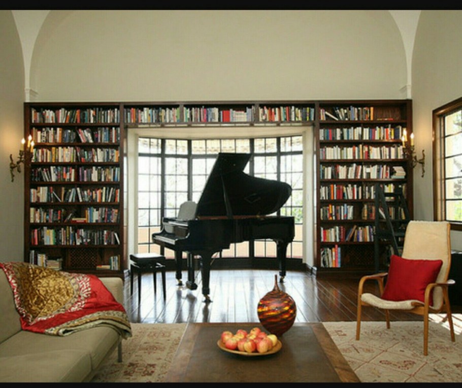 Комната библиотека пианино