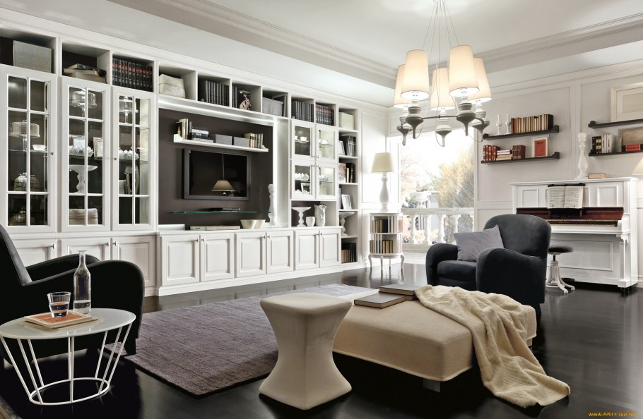 Книжный стеллаж над фортепиано