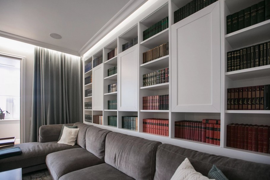 Книжные полки в интерьере