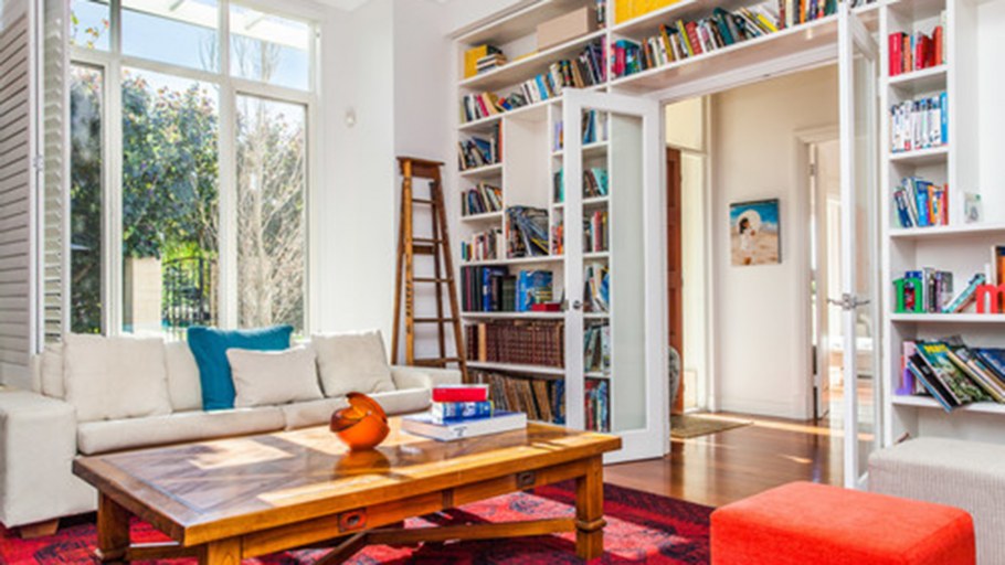 Книжные шкафы в интерьере квартиры