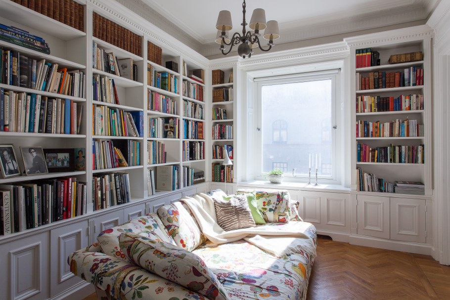 Книжные стеллажи в интерьере квартиры
