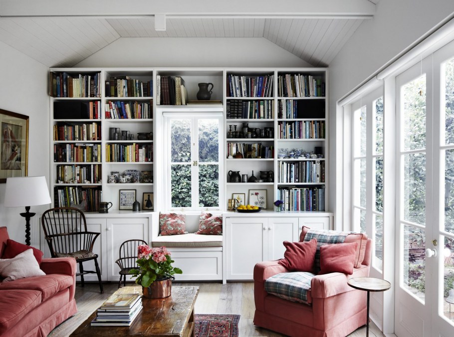 Книжные полки у окна