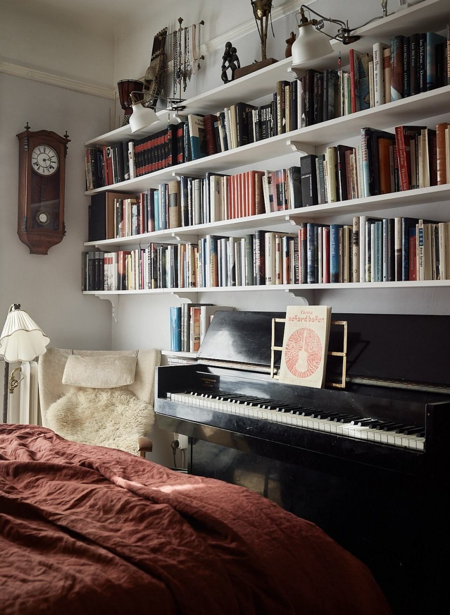 Фортепьяно и книжный шкаф