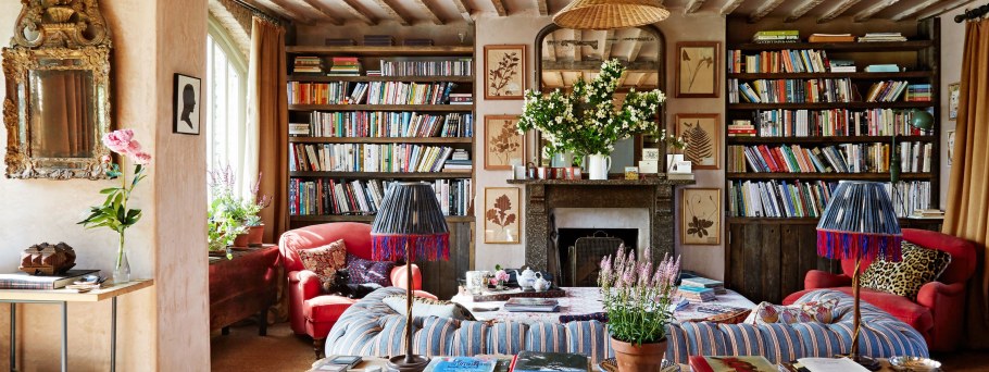 Шкафы вокруг окна в гостиной