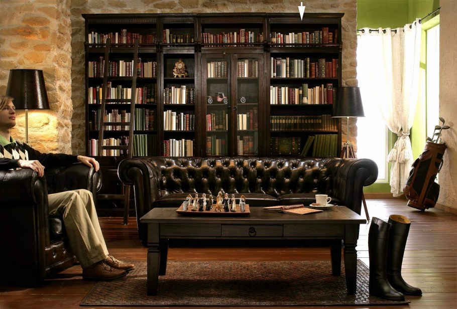 Черно- белая плитка в гостиной с книжными шкафами