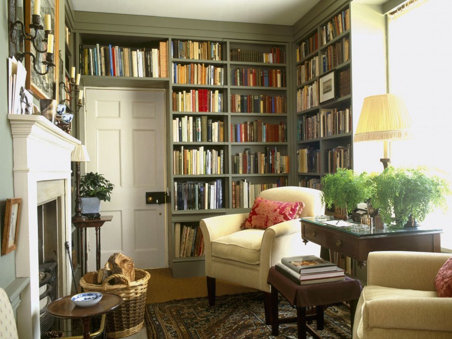 Книжный шкаф в прихожей