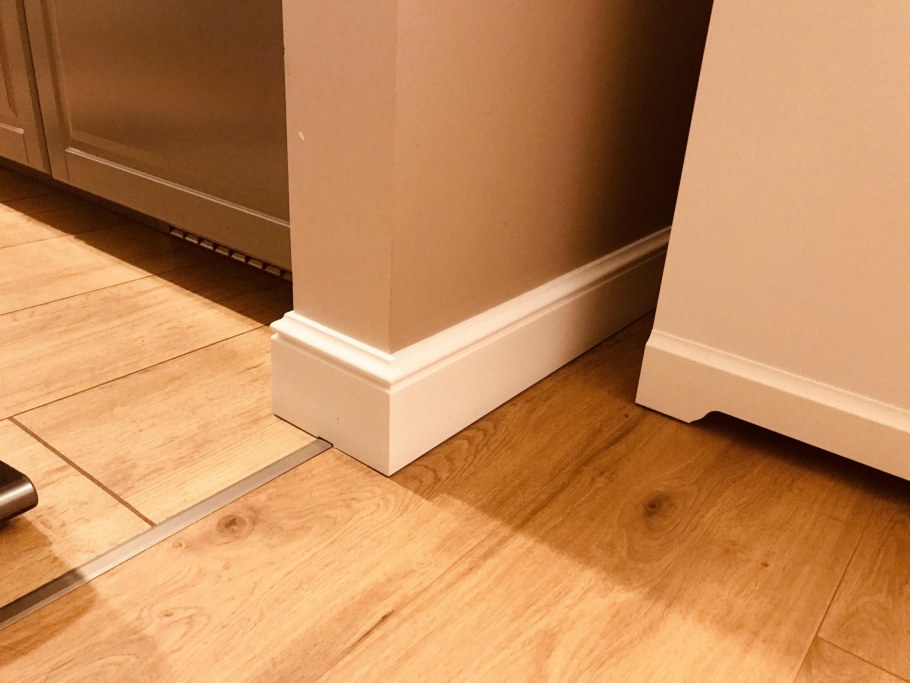 Белые двери в интерьере