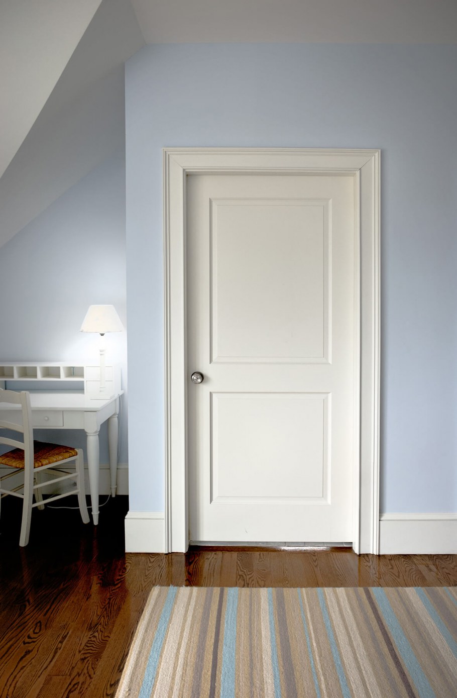 Прихожая с высоким белым плинтусом