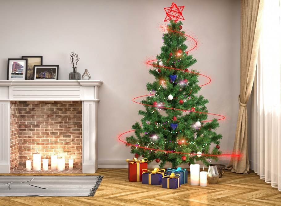 Комната диван и елкой