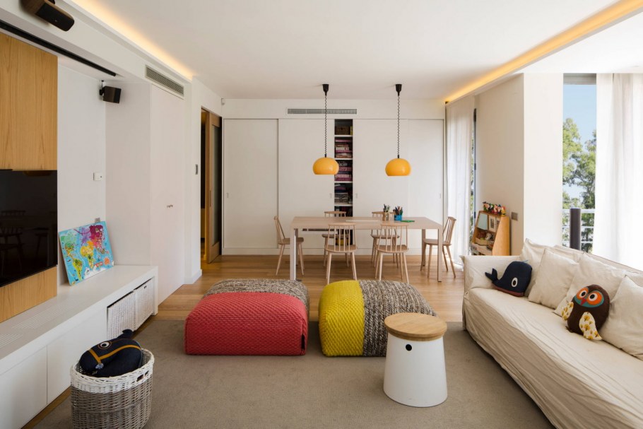 Оранжевые стены в гостиной