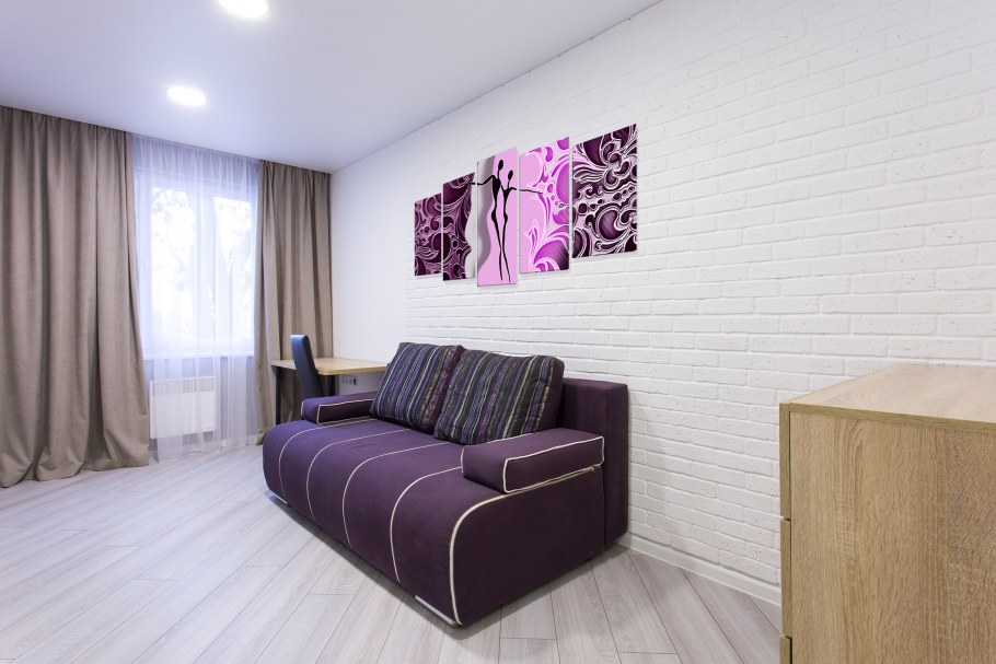 Белые стены фиолетовый диван
