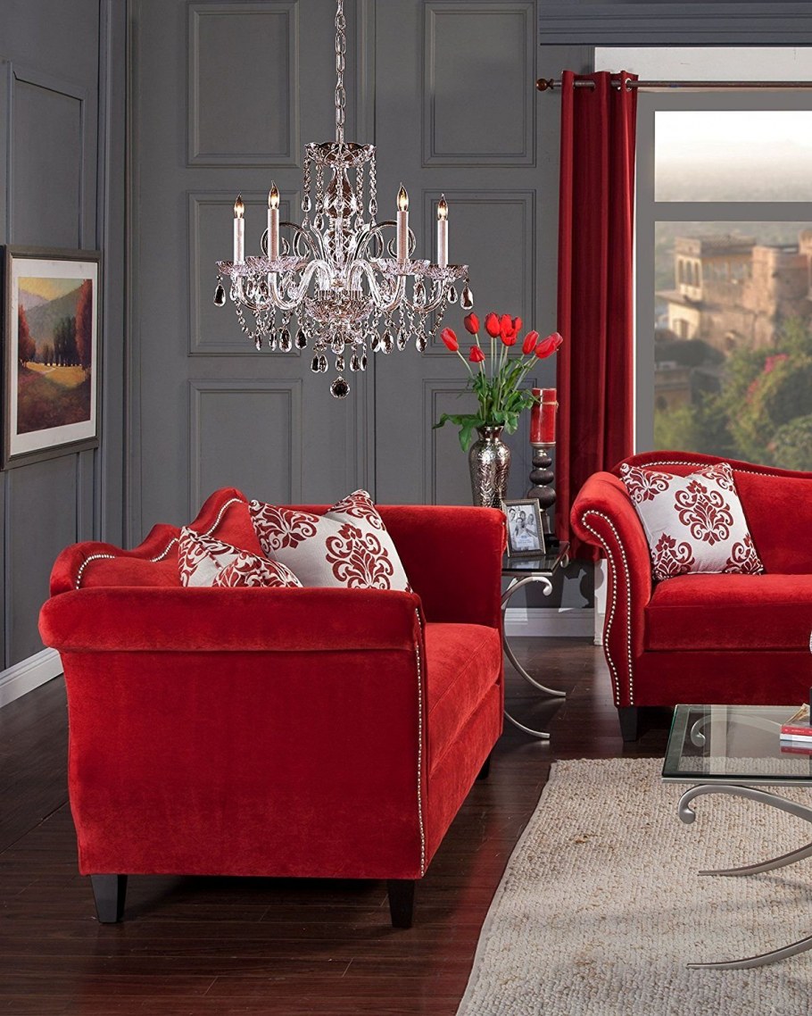 Красный диван в гостиной