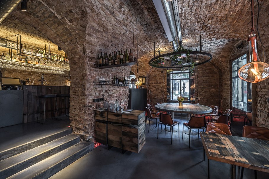Интерьер кафе в подвале