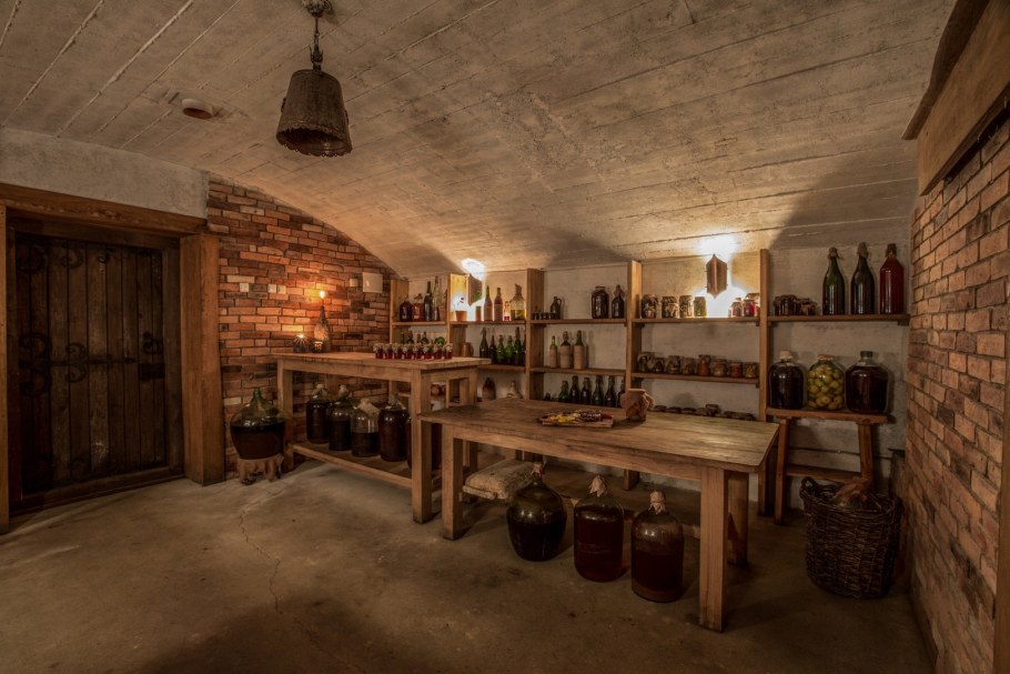 Темный погреб