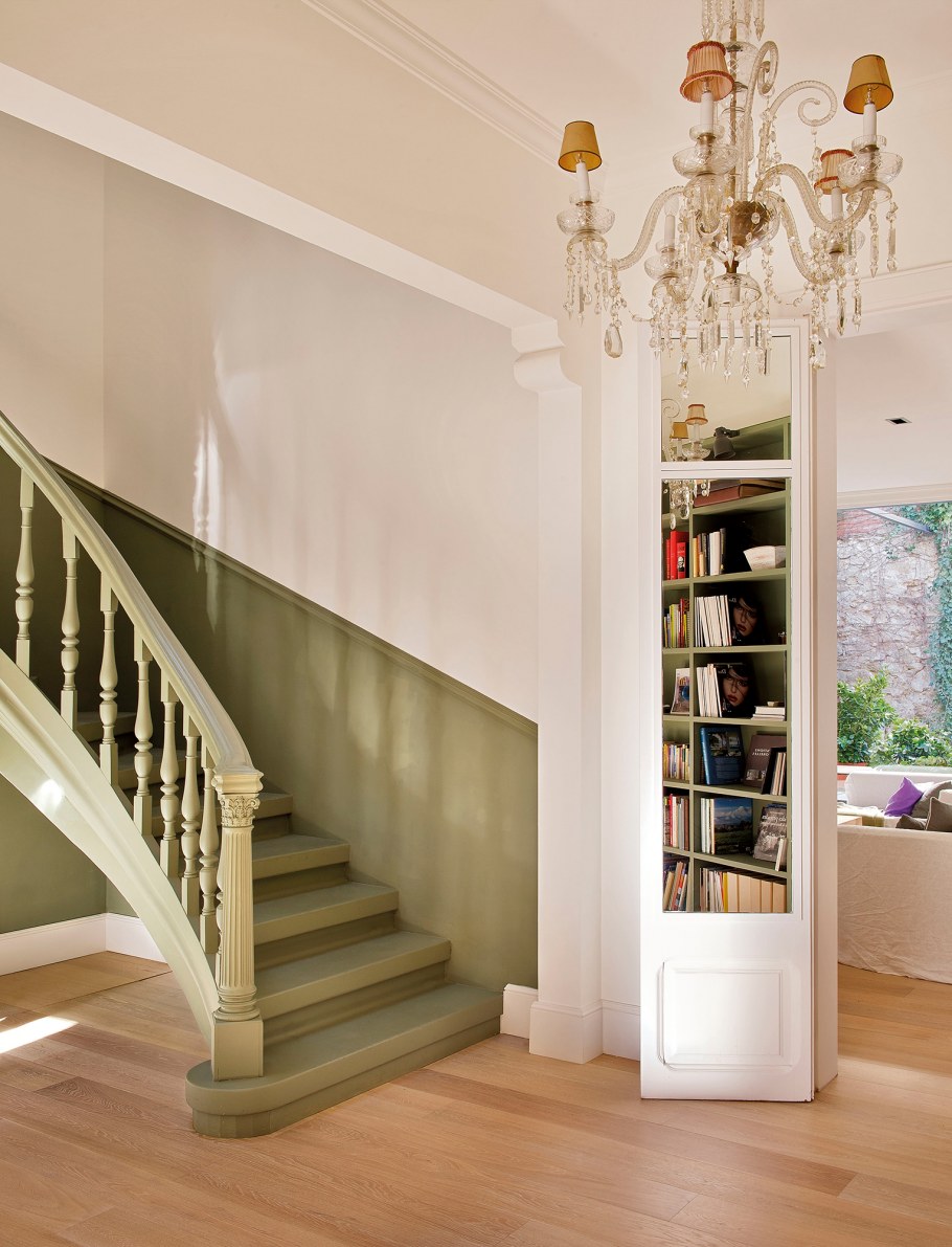 Лестница в гостиной в стиле Прованс