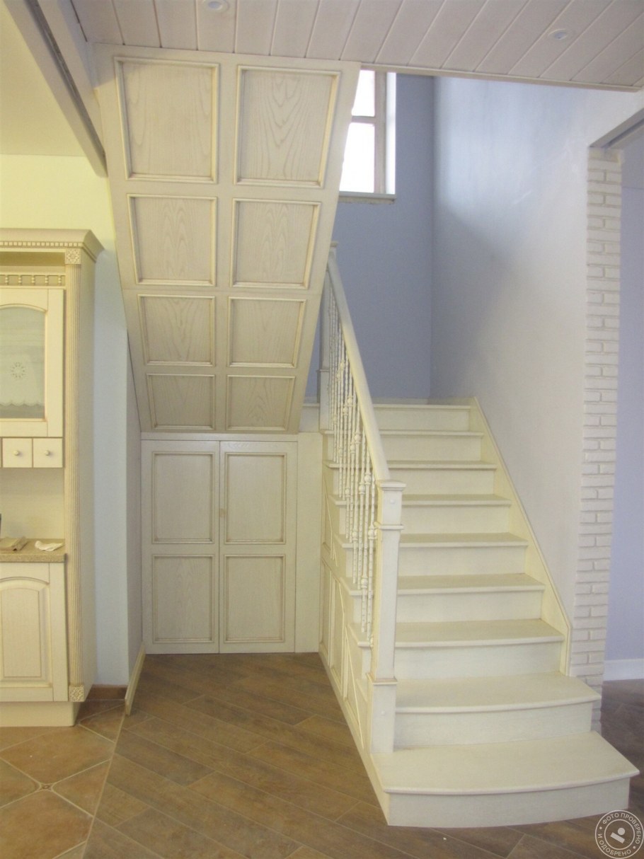 Деревянная лестница в стиле Прованс