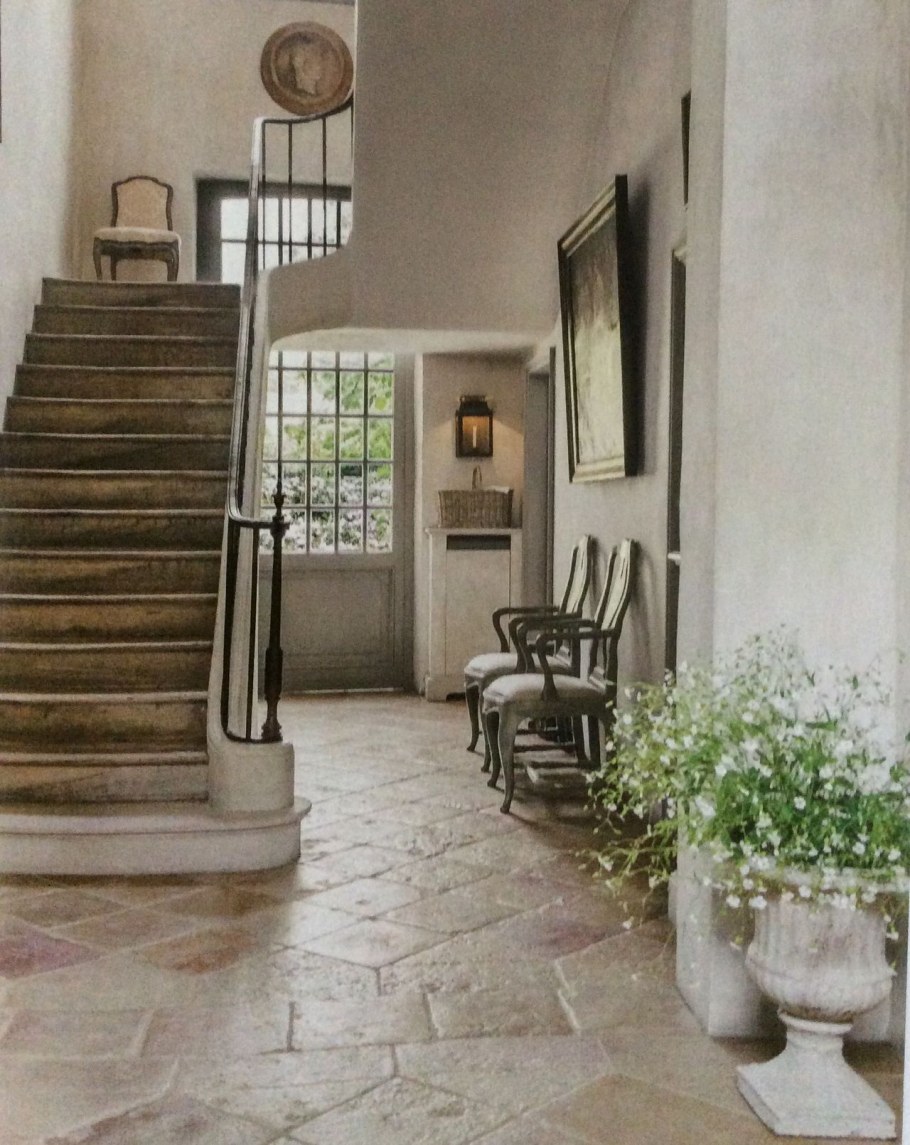 Деревянная лестница в холле