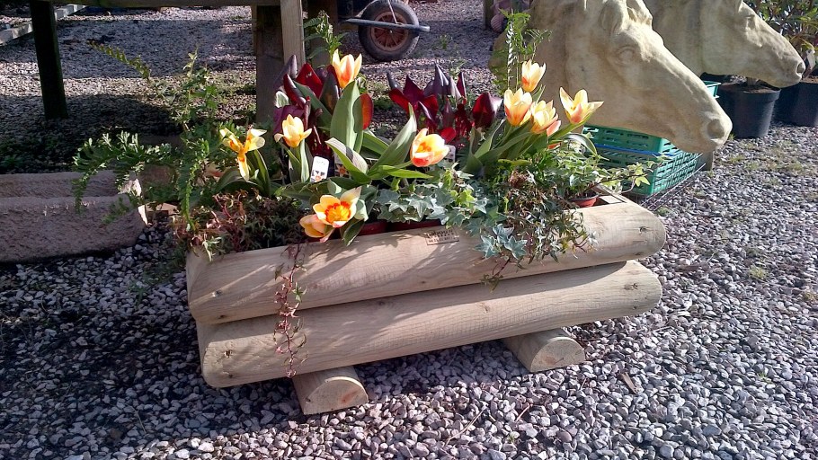 Клумба из бревна