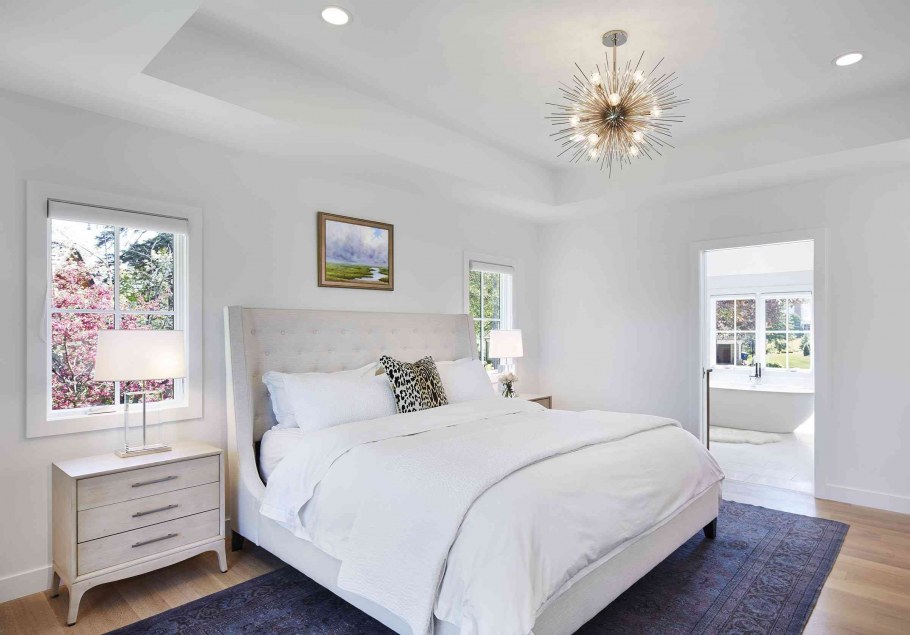 Бледно голубые стены