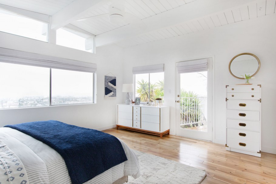 Интерьер спальни в светлых тонах с выходом на балкон