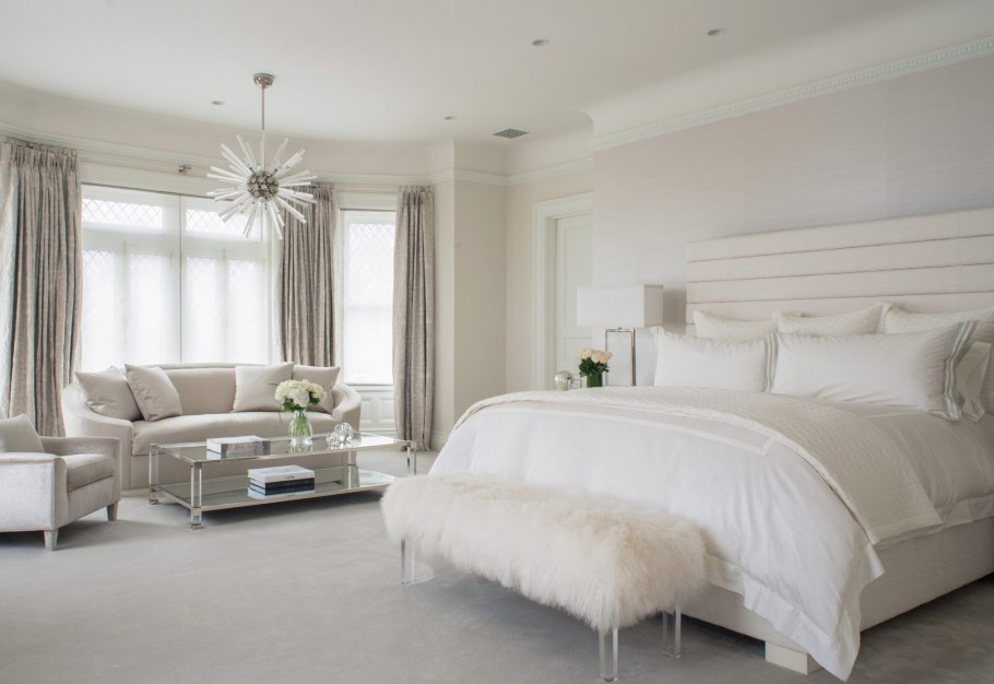 Белая лампа в спальню