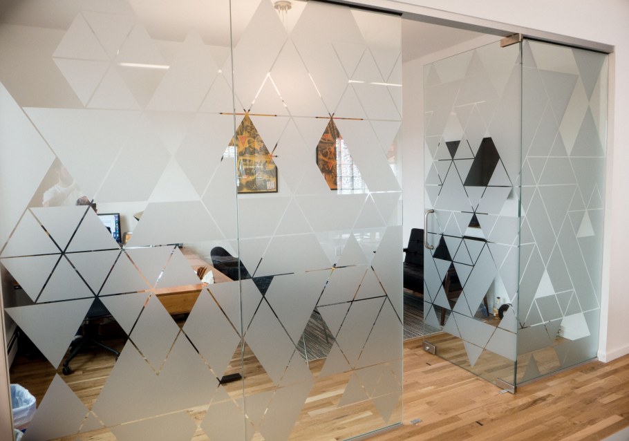 Перегородка из квадратов стекла