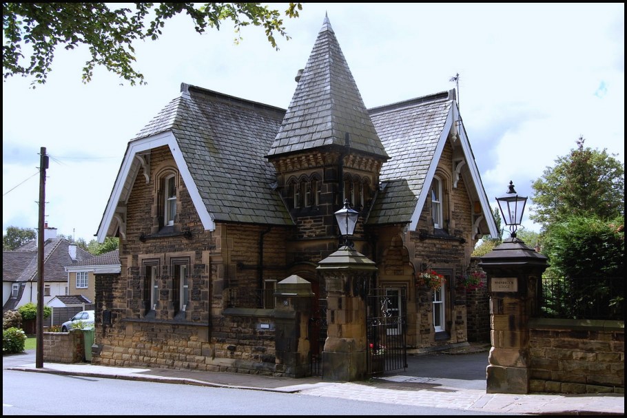 Деревянный дом в стиле замка