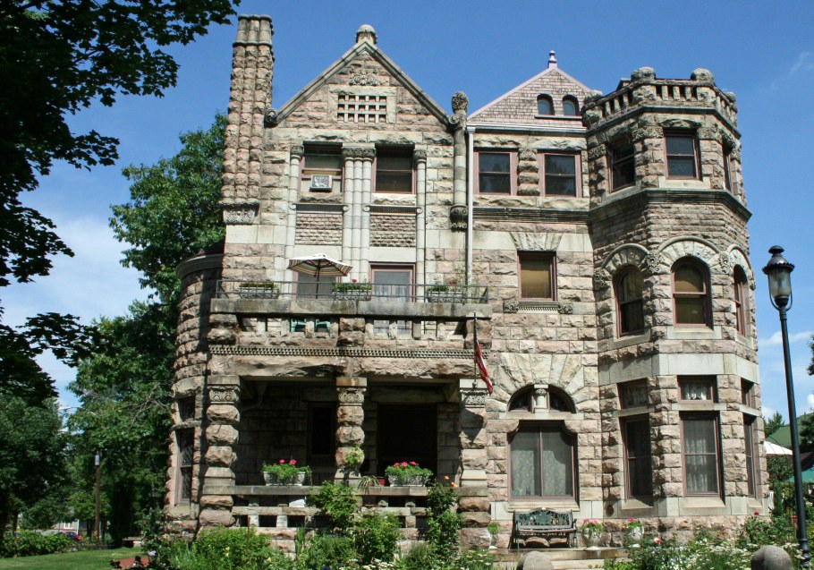 Особняк в романском стиле