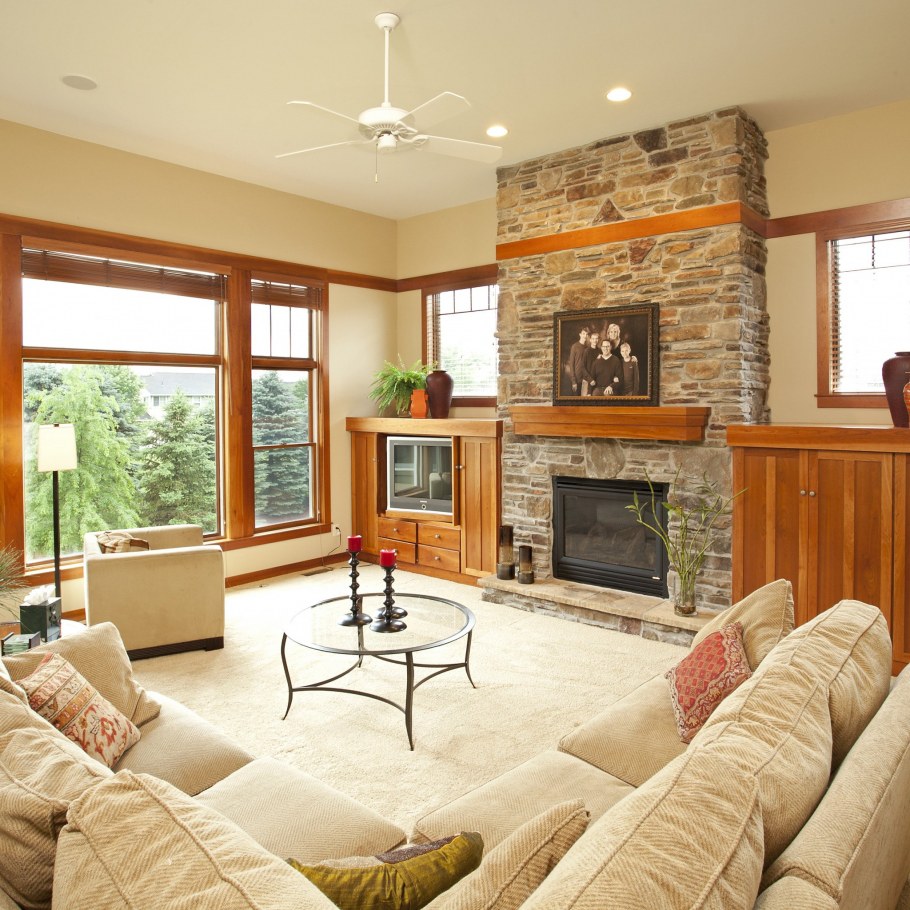 Гостиная с камином и большими окнами