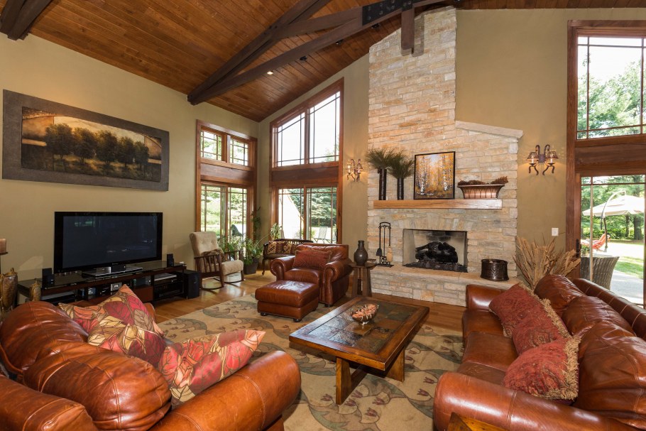 Планировка гостиной с камином в частном доме