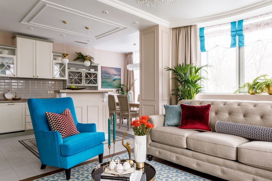 Интерьер Неоклассика с диваном морской волны