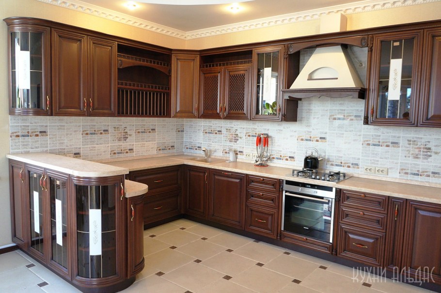 Кухни из массива дерева с барной стойкой