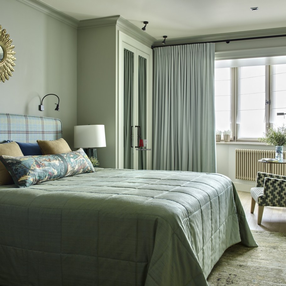 Серо зеленая спальня