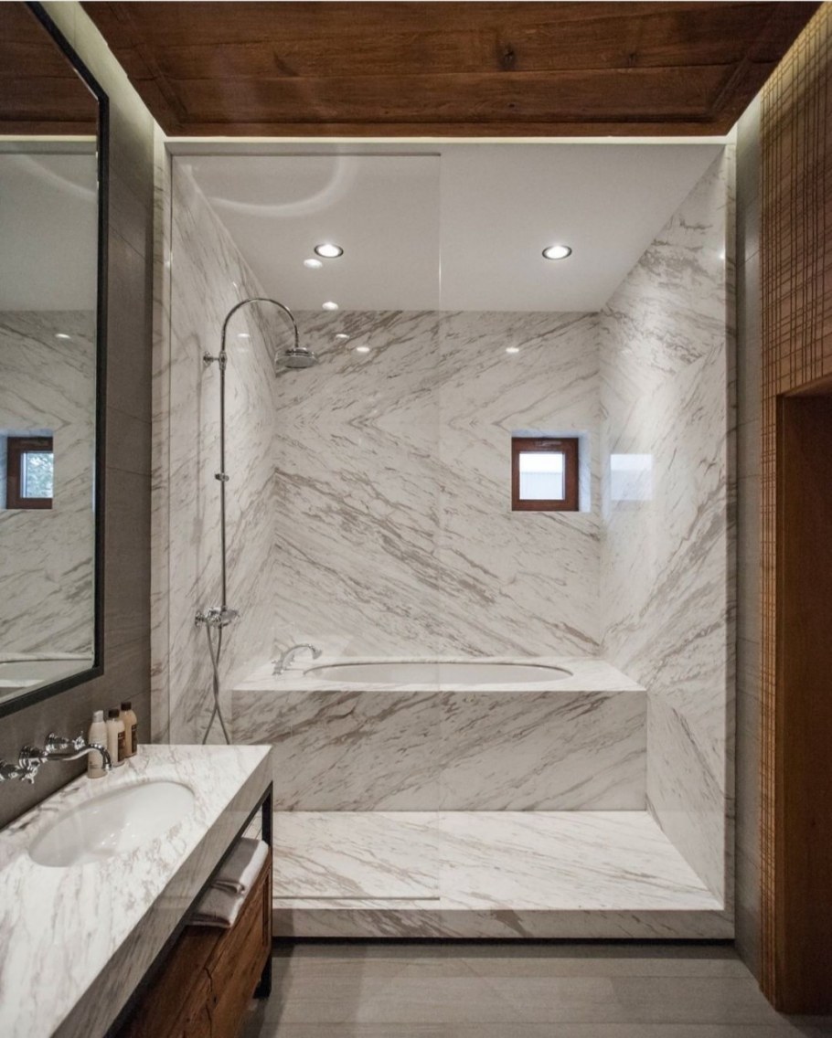Мраморная ванная с деревом
